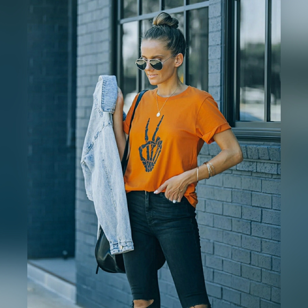 VICI COLLECTION PEACE OUT SKELETON COTTON TEE